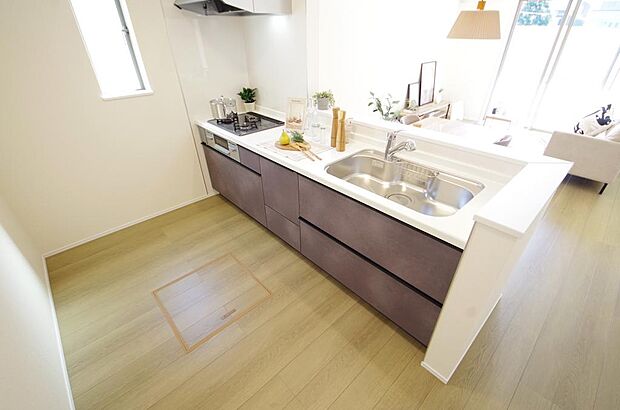 キッチンには耐久性が高く、お手入れも簡単で人工大理石トップを採用して、キッチンを優雅に演出しました。