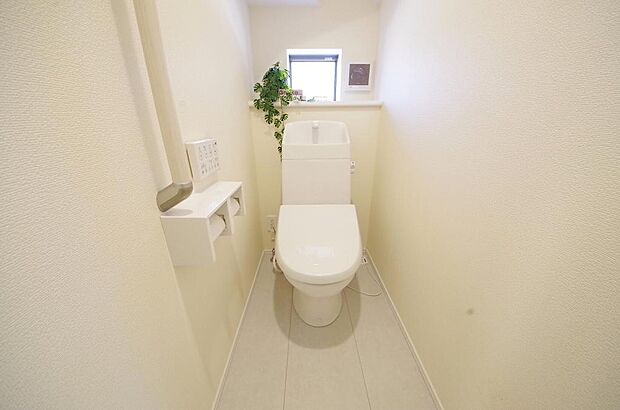 少ない水を有効に使って、汚れも効率よく洗浄します。便器は奥までふちのない掃除がしやすい形状です。