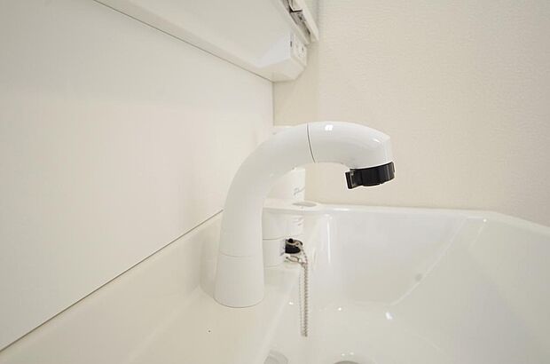 洗面台の給水口はホースが伸びるので朝シャン出来ます。シングルレバーでお湯の温度も楽々調整出来ます。