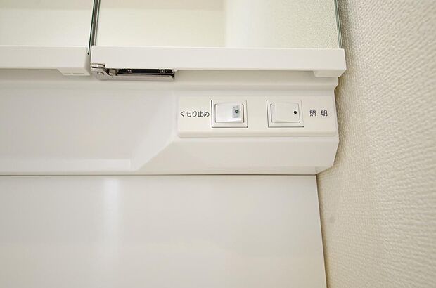 洗面台には、照明とコンセントが標準装備されております。コンセントの容量は1300Wまで大丈夫です。