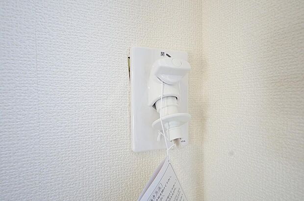 洗濯機用の給水口には蛇口ではなく、全自動洗濯機が設置できる専用の給水口が設置されております。