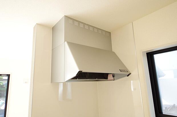 キッチン上部には、ブーツ型の照明付きのレンジフードが標準装備されております。