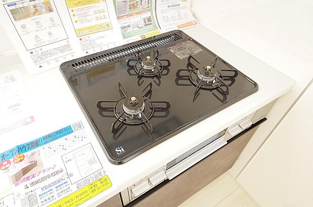三ツ口コンロはＳｉセンサーが組み込まれています。長時間の使用の際にセンサーが自動でストップします。