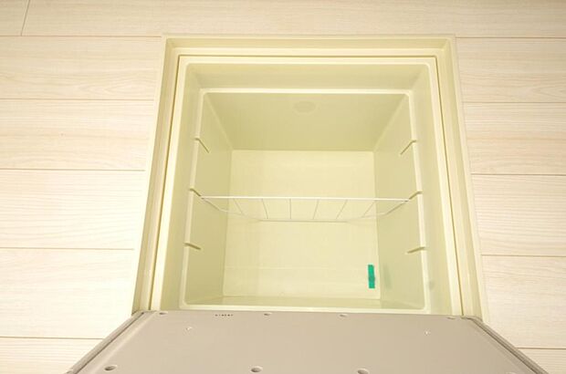 ミネラルウォーター、缶詰、非常食のストックに便利です。空間を有効に利用した収納です。