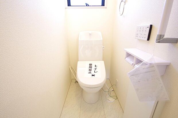 少ない水を有効に使って、汚れも効率よく洗浄します。便器は奥までふちのない掃除がしやすい形状です。