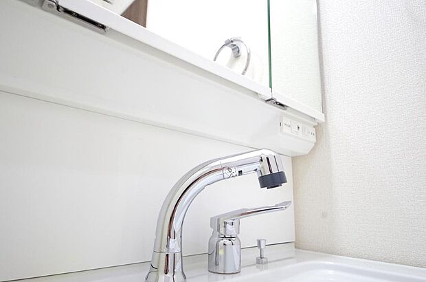 洗面台の給水口はホースが伸びるので朝シャン出来ます。シングルレバーでお湯の温度も楽々調整出来ます。