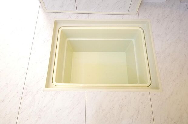 シャンプー　リンス　洗剤　柔軟剤等のストックに便利です。空間を有効に利用した収納です。