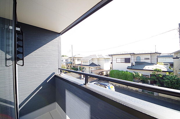 陽光あふれるバルコニーは、たくさんの光を浴びることができるのでお洗濯物やお布団もしっかり干せます。