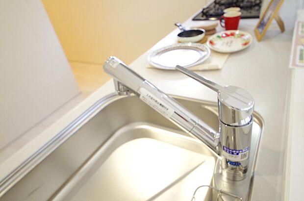 レバー操作一つで水量、温度も調節可能です。また、蛇口には浄水カートリッジも内蔵可能です。