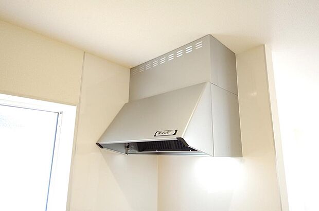 キッチン上部には、ブーツ型の照明付きのレンジフードが標準装備されております。