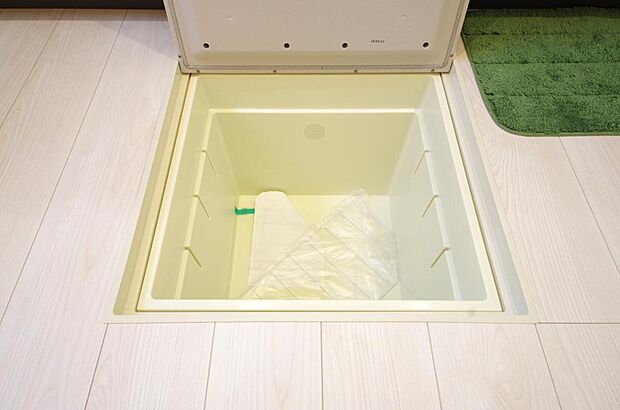 ミネラルウォーター、缶詰、非常食のストックに便利です。空間を有効に利用した収納です。