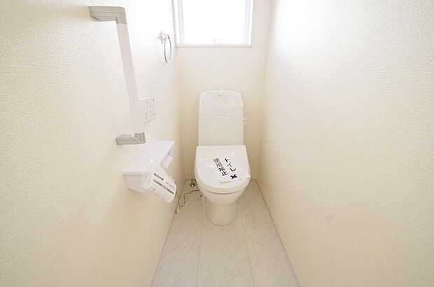 少ない水を有効に使って、汚れも効率よく洗浄します。便器は奥までふちのない掃除がしやすい形状です。