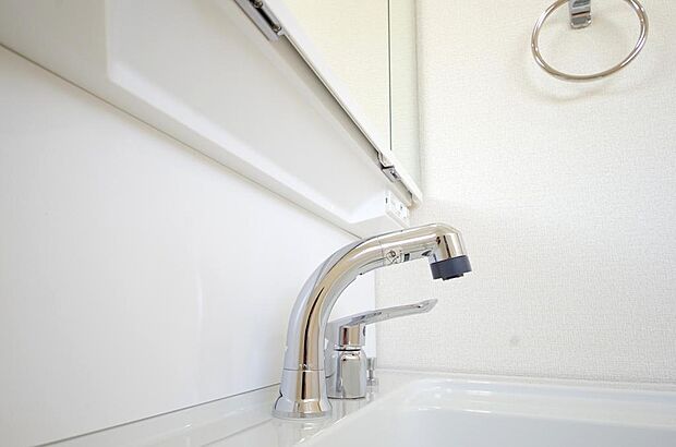 洗面台の給水口はホースが伸びるので朝シャン出来ます。シングルレバーでお湯の温度も楽々調整出来ます。