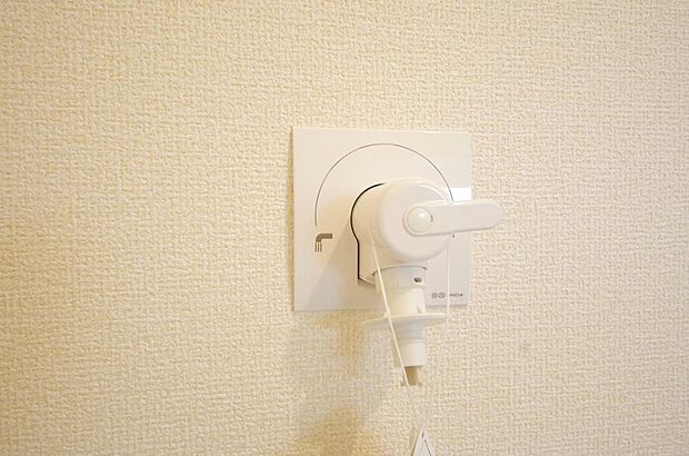 洗濯機用の給水口には蛇口ではなく、全自動洗濯機が設置できる専用の給水口が設置されております。