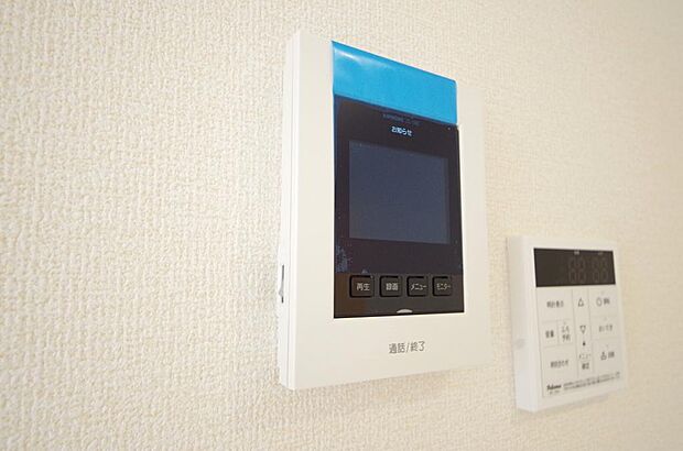 来訪者を映像と音声で確認可能なので、煩わしいセールスにも住戸内で対話可能です。