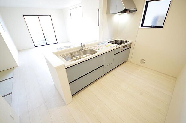 キッチンには耐久性が高く、お手入れも簡単で人工大理石トップを採用して、キッチンを優雅に演出しました。