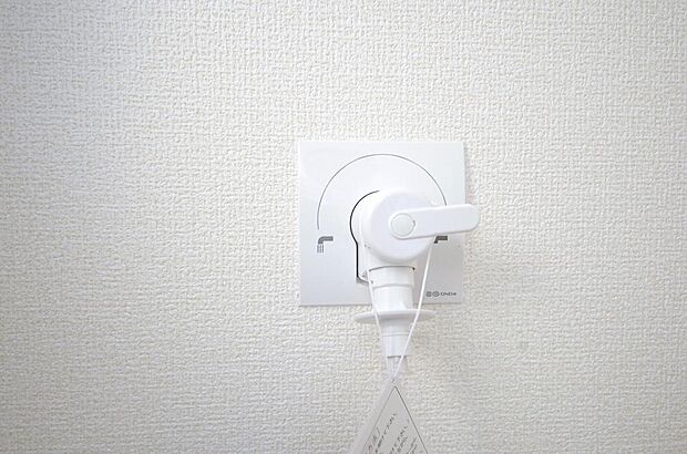 洗濯機用の給水口には蛇口ではなく、全自動洗濯機が設置できる専用の給水口が設置されております。