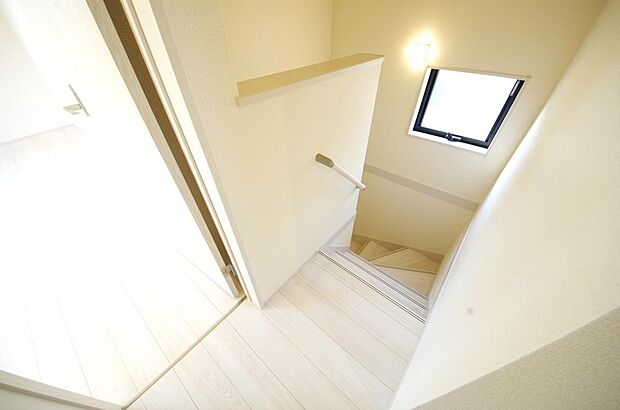 階段には手すりを標準装備することで、お子様やご高齢者の安全性にも配慮しております。