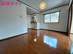 カーザ北勢 1階1LDKのリビング/ダイニング