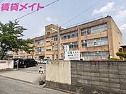 津市立一身田小学校 1351m