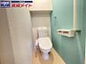 トイレ：同型反転写真