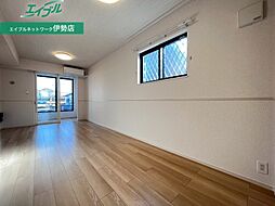 ヒカルサ伊勢小俣II 1階1LDKのリビング/ダイニング