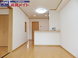 JR紀勢本線 徳和駅 3.1kmの賃貸アパート 2階1LDKのリビング/ダイニング