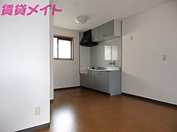 JR参宮線 五十鈴ケ丘駅 3.5kmの賃貸アパート 1階2DKのリビング/ダイニング