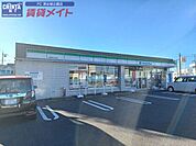 ファミリーマート津栗真中山店 569m