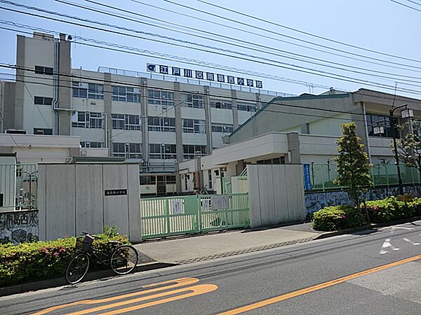 近隣には、総合レクリエーション公園、葛西臨海公園の豊かな緑、江戸川、東京湾の水辺と素晴らしい教育環境に恵まれています。