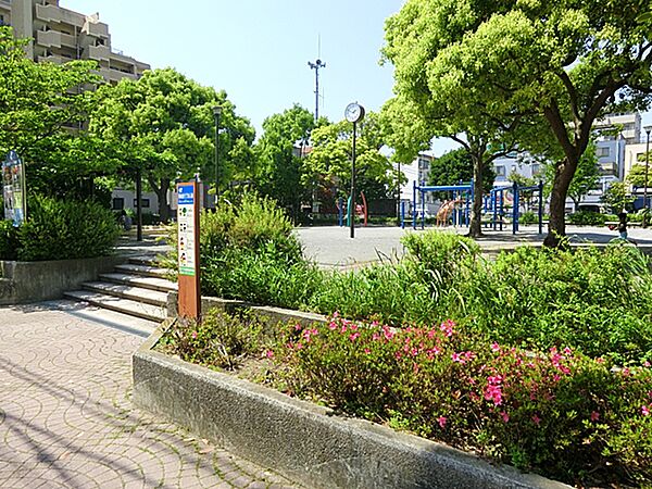 きれいなトイレや水道もあり、フジダナなど緑も豊富です。遊具も面白い。