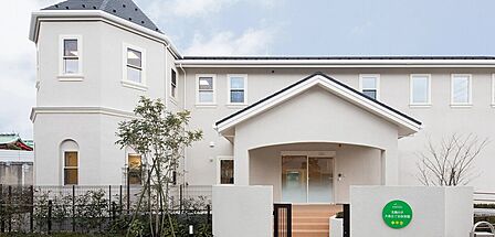 自然の光が差し込む園内はとても明るいです。子供たちが伸び伸びと過ごせるような空間です。