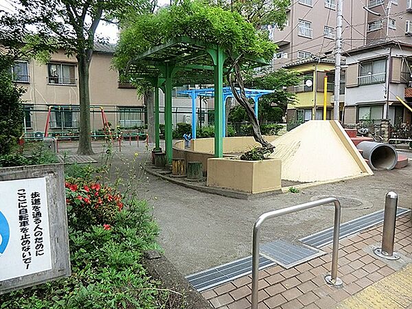 遊具もあり、静かな公園です。