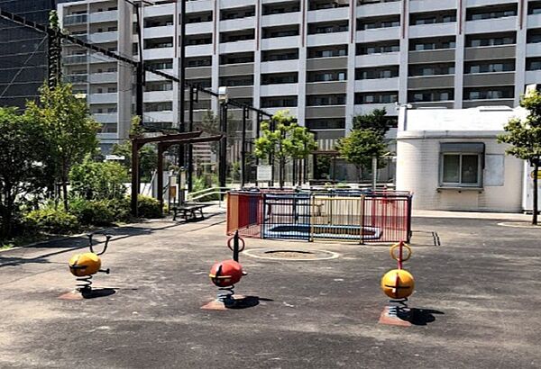 公園自体新しく、新しいタイプの遊具がある。面積は広く、大部分がスポーツ公園となっている。