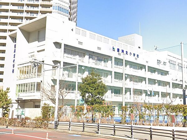 生徒数が多いために先生数も多く、多様性に富んだ生徒さんの中で育まれる様々な価値観や考え方を身に付けることが出来る点が評価される。また、先生方も厳しく指導頂けていると思う。