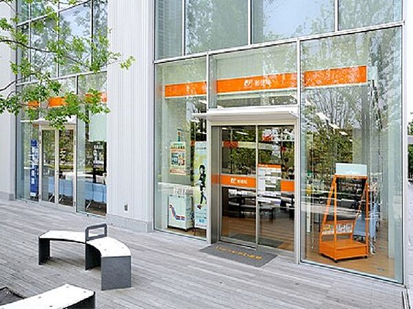 「豊洲フロント」というビルの1階にあります。周辺に企業が隣接するせいもあり、郵便が特に混みます。午前中がベターです、昼間は5人～10人待ちのことも多いです。