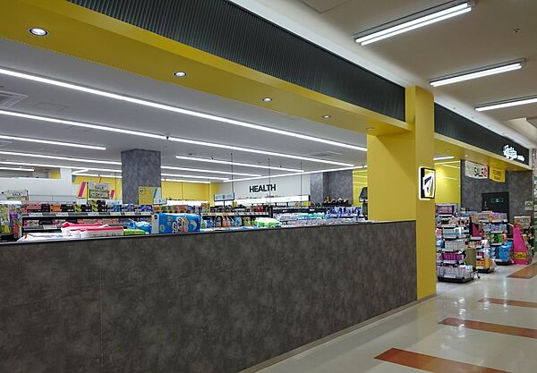 スーパービバホーム二階の専門店街にあります。薬や衛生用品などを販売しています。特に化粧品が充実しています。