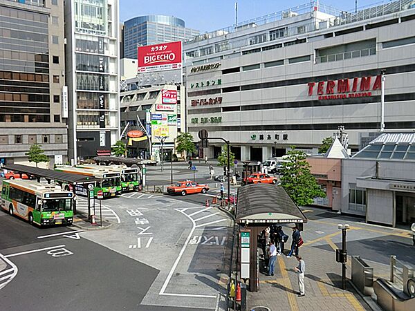 錦糸町駅は、東京駅と千葉県の南部にある銚子駅を結ぶJRの総武本線と東京メトロ（地下鉄）の半蔵門線が乗り入れています。駅前には、ファッションビルや大型の家電量販店などが立ち並び利便性良好です。