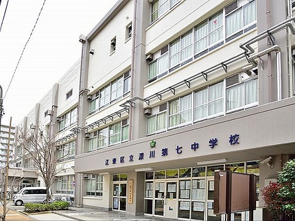 素朴な中学校という印象です。派手な子はいません。落ちついていける公立中学校だと思います。部活の数が少ないのでそこは見たほうがいいかと思います。先生方はとても親切で何かあればすぐ相談にのってくれます。