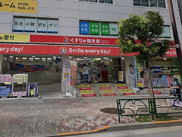食料品や日用品も売っています。