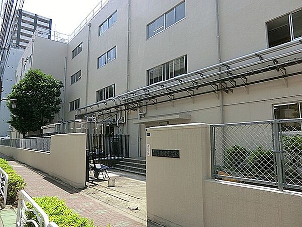 普通の小学校です。先生方は毎日忙しくされていますが、こちらからの相談にはすぐに応じて下さいます。様々な子どもたちがいますが、学校が荒れていることは全くありません。
