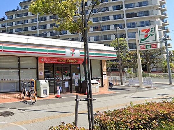 大通りに面していて、駐車場があります。