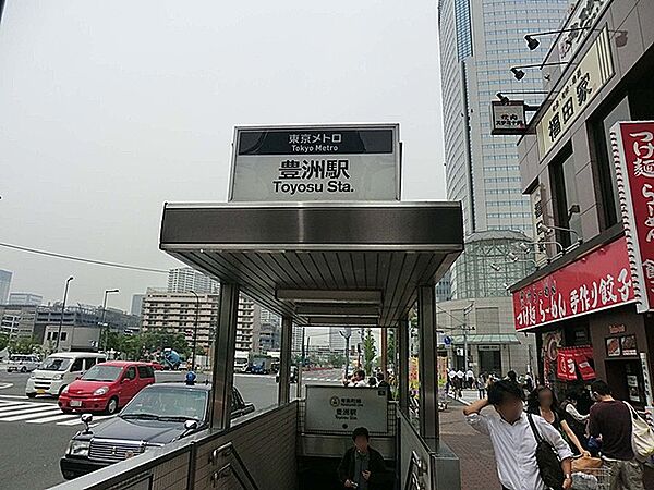 地下鉄改札から地上へのエレベータールートが3つあり便利。トイレも広く使いやすい。バリアフリーに配慮された駅。