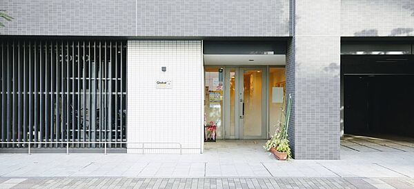 江東区豊洲駅から徒歩数分の立地にある。