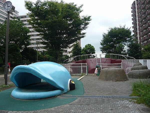 開発が進む「豊洲駅」からすぐのマンションの脇に整備されている公園です