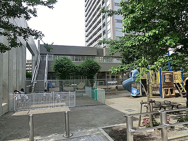 当園は、平成14年に市街地再開発事業で建設された35階建て「ウェルタワー深川」に高齢者在宅サービスセンターなどと併わせて設置された保育園です。