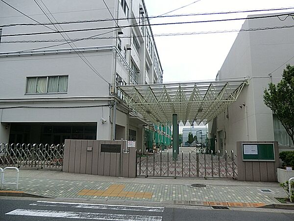 しっかり面倒をみてくださる先生が多いことや教育環境が整ってる点、学校周辺の治安、生徒の雰囲気ともに標準的以上にいいのではないかと思います。
