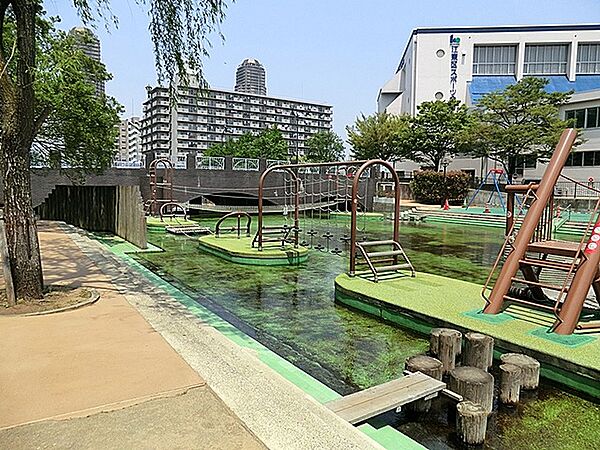 横十間川と小名木川が交差するあたりの水上公園です。遊具はなにもありませんが、川沿いで釣りが可能となっています。
