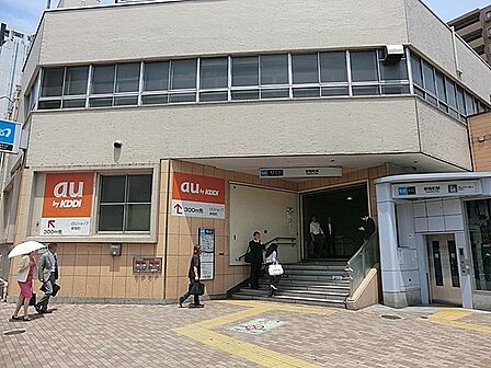 駅周辺は大通り沿いで道幅も広く、夜道も比較的明るいため、遅い時間でも比較的安心して歩けます。飲食店やスーパー等の店舗も豊富です。