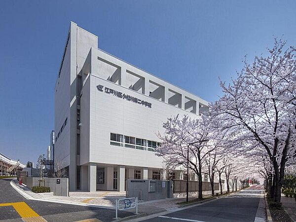 教師の年齢層が高めで、昔ながらの厳しい学校だと思う。 初めは小学校から上がり今までとの違いに戸惑うが、自主的に行事や校内活動に取り組み成長がみられ、たくましくなっていくと思う。
